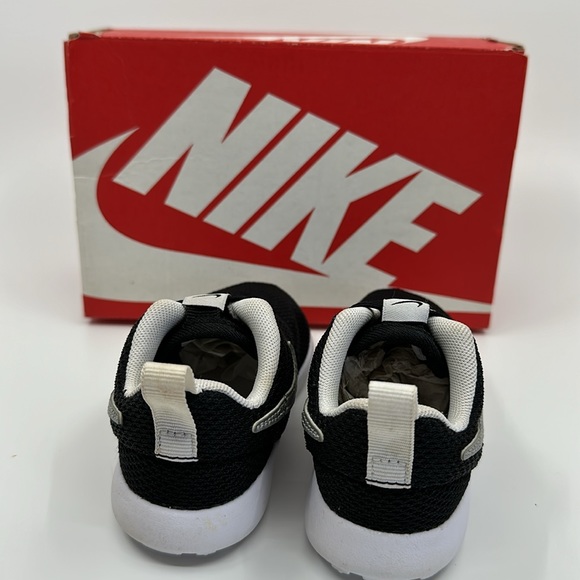 Black Nike Roshe One Shoes size 6C - Picture 3 of 6